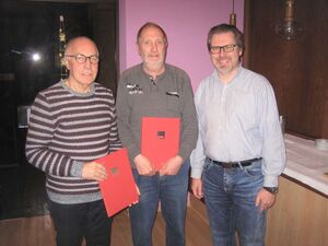 Helmut Meyer (links) und Hubert Klein (Mitte) wurden vom Vorsitzenden Bernd Becker für 40 Jahre Mitgliedschaft geehrt.