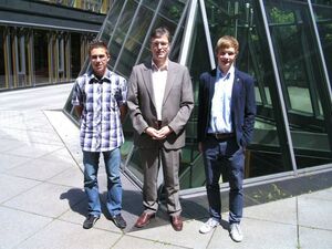 Tristan Bender (rechts) und Jannik Weber (links) wurden von MdL Dr. Matthias Krell vor dem Abgeordnetenhaus empfangen.